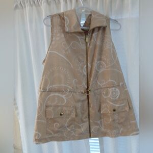 Elegant Beige Water Resistant Cargo Vest Snap Pockets And Cinch Waist  Chicos 2